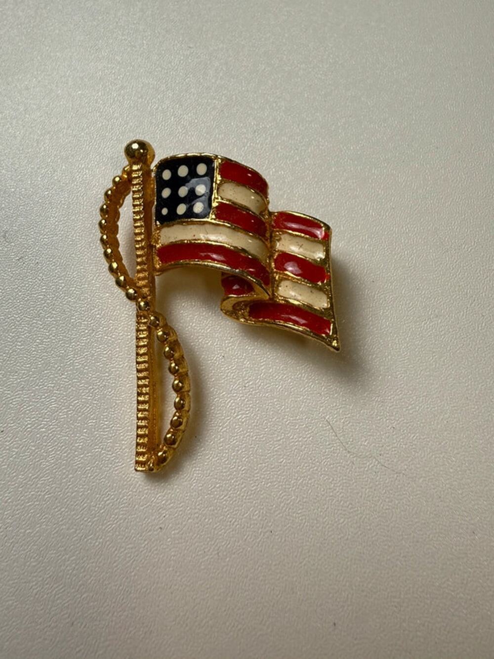 Vintage American flag brooch 1.75”